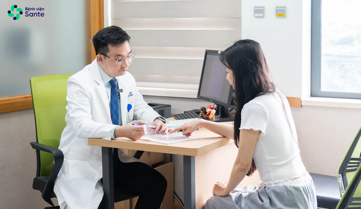 Bệnh viện Sante - Khi nào nên nội soi dạ dày? 6 dấu hiệu không nên bỏ qua (Hình 4) Bác sĩ Bệnh viện Sante thăm khám lâm sàng và tư vấn chỉ định nội soi cho bệnh nhân