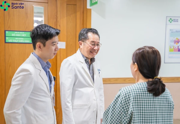 Specialist doctors at Sante General Hospital provide attentive 1:1 consultations, offering reassurance and explaining tailored treatment regimens together with patients.