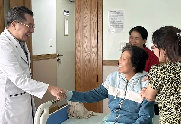A touching moment as a Sante General Hospital doctor warmly holds hands to congratulate a patient on their recovery and safe discharge home with family.