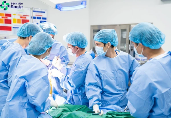 Assoc. Prof. PhD. MD Tang Ha Nam Anh alongside the premier surgical team at Sante General Hospital