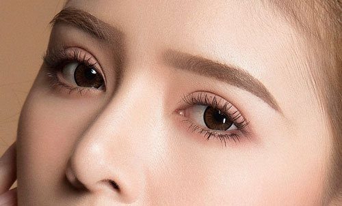 Should Rhinoplasty and Blepharoplasty Be Performed Concurrently?