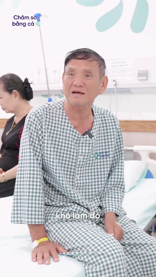 74-year-old patient practicing walking 24 hours after knee replacement surgery with Assoc. Prof. Dr. Tang Ha Nam Anh at Sante General Hospital